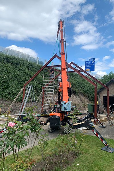 Staalbouw met mini hijskraan huren