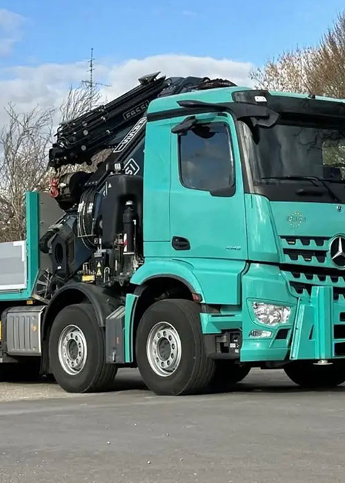 Vrachtwagen met autolaadkraan