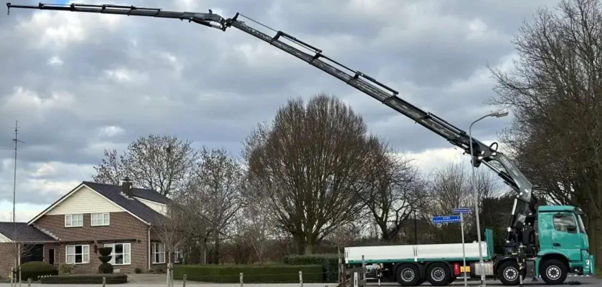 Mercedes Vrachtwagen met autolaadkraan met bereik tot 33 meter.